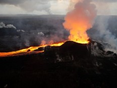 'Lava bomb' from Hawaii volcano injures 23 on boat