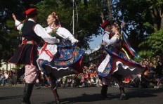 Hundreds of foreigners attend Surabaya folk art festival 