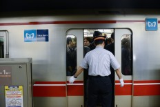 Tokyo wants people to go to work earlier to ease train crush