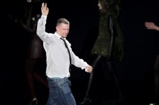 British designer Alexander McQueen acknowledges the public at the end of his Autumn/Winter 2007/2008 ready-to-wear collection show in Paris on March 2, 2007. 