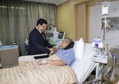 Prabowo visits Yudhoyono in hospital