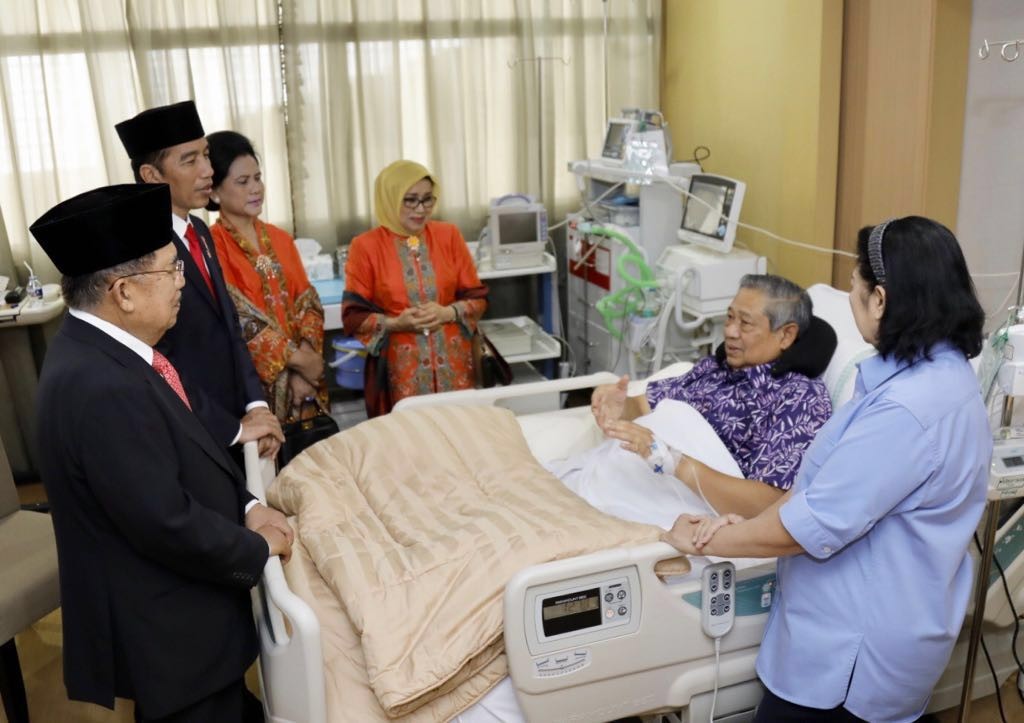 Jokowi, Kalla visit Yudhoyono in Gatot Subroto hospital 