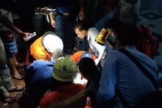 Five firefighters help cut ring off man's finger in East Jakarta