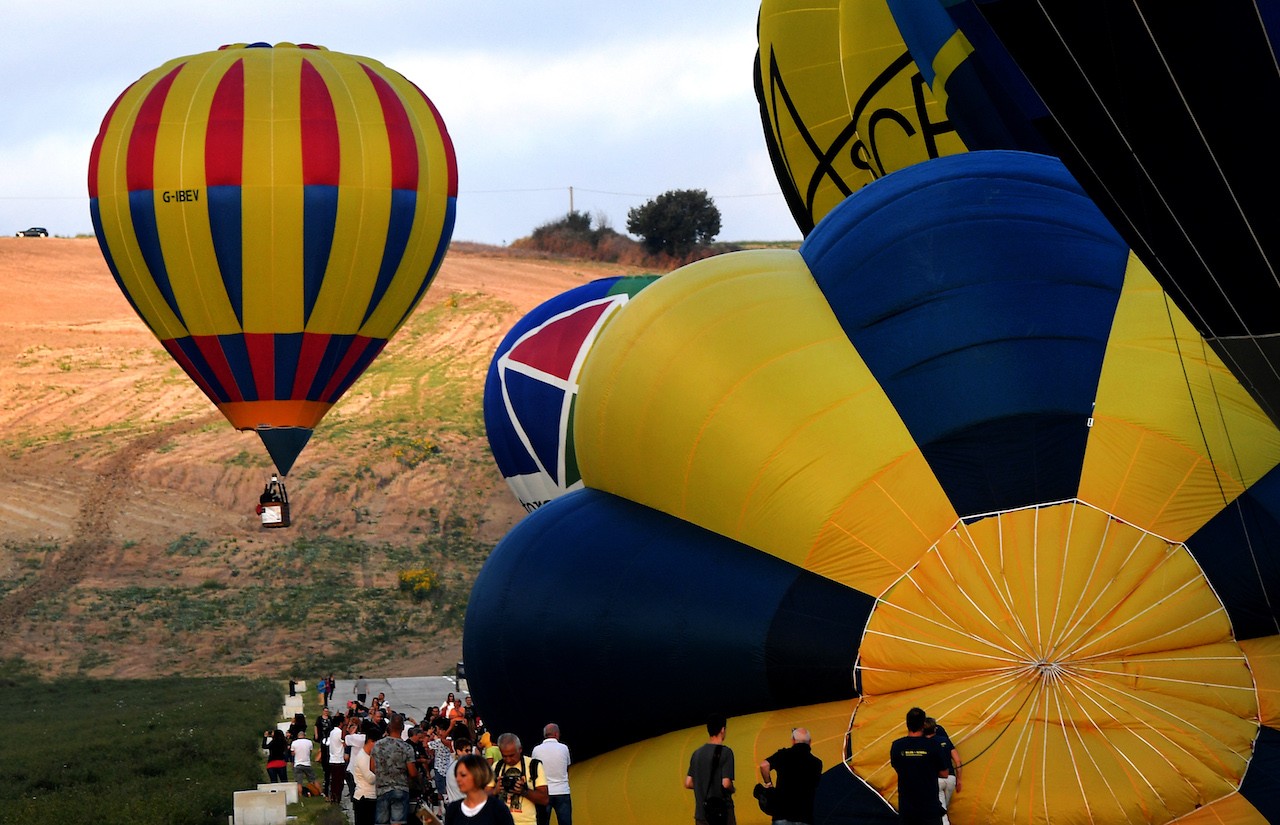 Hot air balloonists flock to central Italy for 'free, happy' time ...