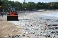 Trash heroes and scavenger apps battle Bali 'garbage emergency'