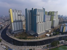 What makes Jakarta’s rivers ugly and smelly?