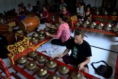 French students learn, collaborate on traditional Javanese performing arts