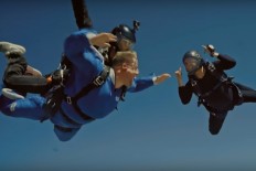 James Corden, Tom Cruise skydive 15,000 feet above the air