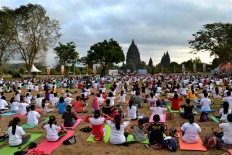 Thousands join yoga festival in Prambanan temple
