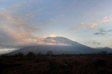 Mt. Agung erupts, prompting volcanology center to issue aviation notice