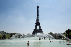 American picked to design vast car-free garden at Eiffel Tower