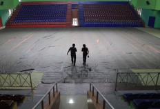 Workers inspect the GOR Bulungan indoor volleyball hall in South Jakarta on Thursday, July 26, 2018. The Indonesian Ombudsman has determined that the venue is in the red zone, which means it does not meet the standards required to host Asian Games matches. JP/Seto Wardhana
