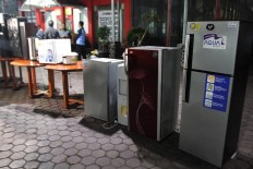 Evidence: Refrigerators and other electronic equipment are displayed on Sunday evening, July 22, 2018 at Sukamiskin Penitentiary in Bandung, West Java, after they were confiscated from several cells by the Corruption Eradication Commission (KPK). The commission, which is investigating alleged bribery in exchange for special facilities for inmates, has arrested prison warden Wahid Husen, a prison guard and two inmates on suspicion of graft. JP/Arya Dipa