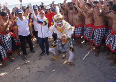Welcome to Bali: Coordinating Human Development and Culture Minister Puan Maharani carries the Asian Games torch at Kuta Beach, Bali, as part of the Asian Games torch relay on Monday, July 23, 2018. The torch was welcomed by kecak dancers and will be carried around the resort island for two days before being taken to West Nusa Tenggara on Wednesday. JP/ Ni Komang Erviani