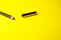 Rihanna is bringing back an unexpected eyebrow trend