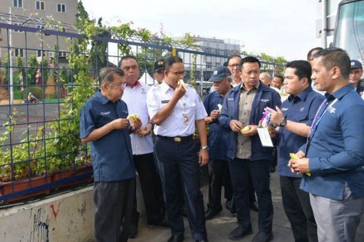 Kalla, ministers, Anies munch bananas beside ‘Black River’