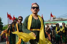 Young girls wear lurik kebaya with natural colors during the carnival. JP/Magnus Hendratmo