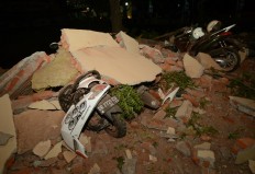 Indonesia quake kills 82, leaves hundreds wounded