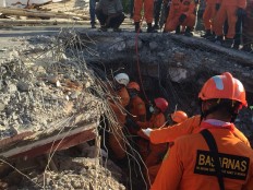 Team on mission to free people trapped in collapsed mosque