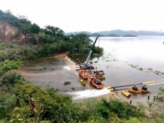 Thailand braces for floods, residents in lay bricks, sandbags