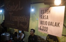 One of the stalls sells food with interesting names such as “es teh istri galak” (fierce wife iced tea, in reference to a popular dangdut song called “Bojo galak”, or fierce spouse). JP/Tarko Sudiarno