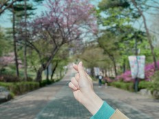 Memorable finger hearts by BTS, Black Pink and 6 top stars
