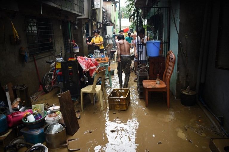 For wetter or worse: Philippine bride defies storm