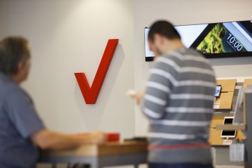Verizon signs Apple, Google as partners for 5G TV service