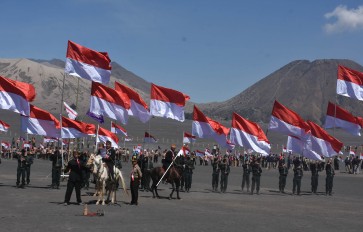 2,018 national flags hoisted on Mount Bromo