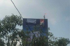 Man climbs billboard in West Jakarta again