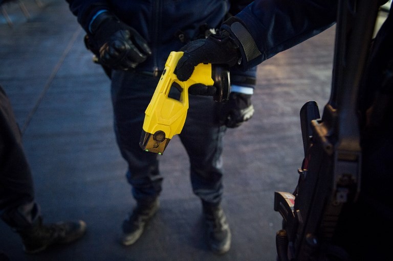 US police officer uses Taser on woman, 87