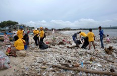 On Thai island, hotel guests check out of plastic waste