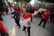 Sinar Mas managing director G. Sulistiyanto (right) and Saleh Husein (center) dance the poco-poco along with the Sinar Mas big family in a program themed &ldquo;Dari Sinar Mas, #UntukmuIndonesiaku&rdquo; (From Sinar Mas, #Formyindonesia) at Plaza Sinar Mas Land lobby, Thamrin, Jakarta. The Aug.15 program, initiated by Sinar Mas Asia Pulp and paper (APP), aims to gain support from the Sinar Mas big family to make the Asian Games 2018 a great success.
