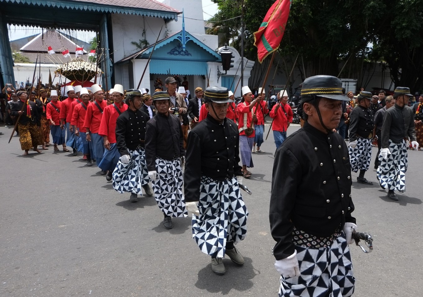 The palace's 'abdi dalem' (guards) carry a 'gunungan estri'. Image: The Jakarta Post
