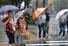 Strong typhoon barrels towards flood-hit western Japan