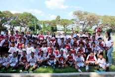 Supporting the youth: Representatives of PT AIA Financial (AIA) pose for a picture with young Indonesian soccer players on Aug. 6 in South Sulawesi, Makassar, during a coaching clinic designed to promote healthier lifestyles for youths.