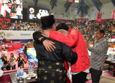 Jokowi, Prabowo share stage, group hug at Asian Games