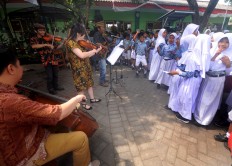 'Simfoni Cinta Tanah Air' is an annual road show in Malang, aiming to introduce students to traditional music and patriotic songs. 