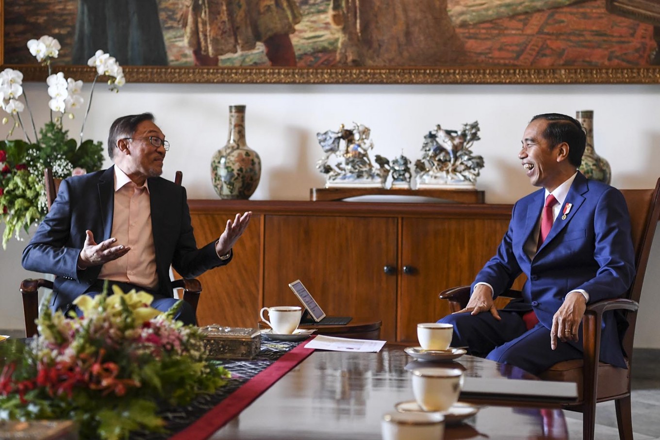 Malaysias Anwar Ibrahim Meets Jokowi Talks Strengthening Bilateral