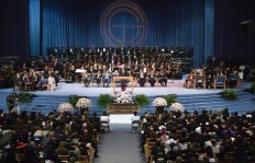 Aretha Franklin's star-studded funeral gets underway