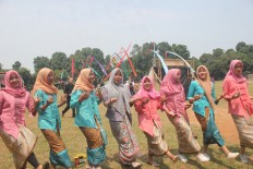 Students of 11 state junior high sing the traditional song 'Tokecang' to cheer for their friends participating in the Festival Kaulinan Urang Bogor, or Bogor Traditional Games Festival at GOR Pajajaran Bogor on Aug. 29.