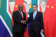 South Africa's President Cyril Ramaphosa (L) shakes hands with China's Premier Li Keqiang at the Diaoyutai State Guesthouse in Beijing on September 2, 2018. 
Lintao Zhang / POOL / AFP