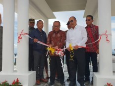 It&rsquo;s official: Workers Social Security Agency (BPJS Ketenagakerjaan) president director Agus Susanto (center), BPJS Ketenagakerjaan Board of Supervisors member Rekson Silaban (left) and North Tapanuli Regent Nikson Nababan (right) cut a ribbon to launch a new tourist attraction &ndash; the Huta Ginjang &ndash; near Lake Toba on Saturday. The Huta Ginjang is a traditional house where tourists can rest during their trip to Lake Toba in North Sumatra. 