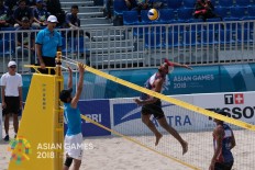 Indonesia's Ade Candra Rachmawan and Mohammad Ashfiya compete against Afghanistan's Ozair Mohammad Asifi - Mohib Jan Ahmadi in their men's beach volleyball semi-final during the 2018 Asian Games in Jakabaring Sport City, Palembang, August.19. JP/Jerry Adiguna