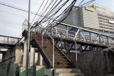 North Jakarta footbridge tangled with electricity cables