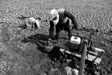 A farmer starts a water pump. JP/Maksum Nur Fauzan