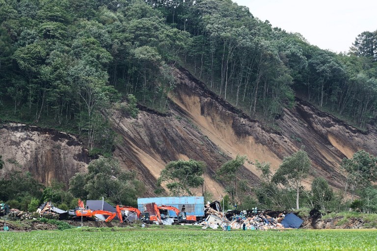 Toll from Japan quake rises to 20 as hopes fade for survivors