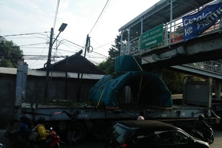 Truck gets stuck on damaged West Jakarta footbridge