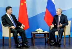 Russian President Vladimir Putin (right) speaks with Chinese President Xi Jinping during their meeting on the sidelines of the Eastern Economic Forum in Vladivostok, Russia, on Tuesday. China’s largest e-commerce firm, Alibaba Group Holding Ltd., has set up a joint venture with the Russian Direct Investment Fund, mobile operator Megafon and internet group Mail.ru, the companies have said.