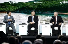 Economy of the East: Japanese Prime Minister Shinzo Abe (left), Chinese President Xi Jinping (center) and Russian President Vladimir Putin attend a session of the Eastern Economic Forum in Vladivostok, Russia, on Wednesday.